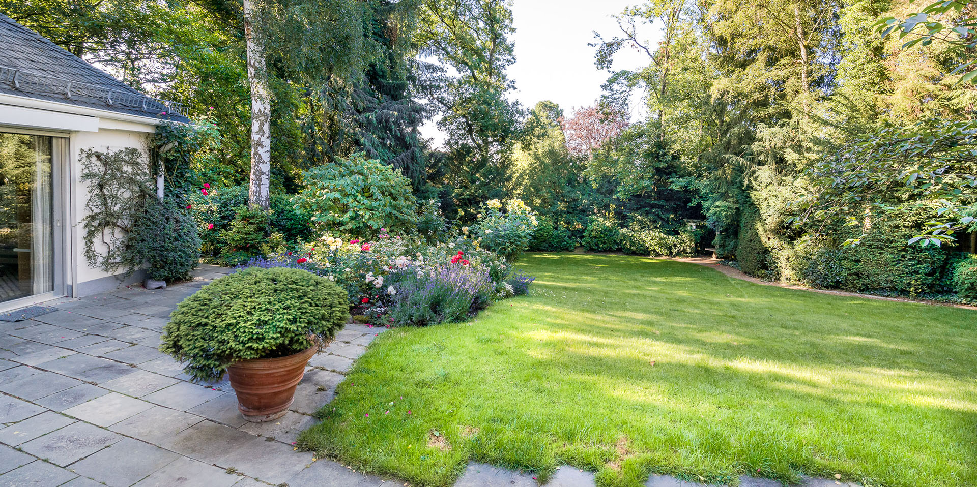 Gepflegter Garten Vorstandsvilla, uneinsehbares Grundstück - Vermittlung durch Eberhard Horn Real Estate