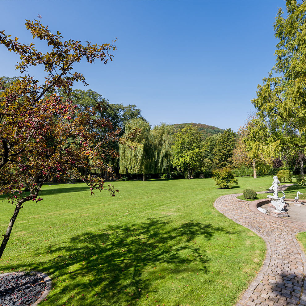 Parkähnliches gepfelegtes Grundstück, Luxusimmobilie im Taunus vermittelt durch Eberhard Horn Real Estate, Maklerbüro in Königstein i. Ts.