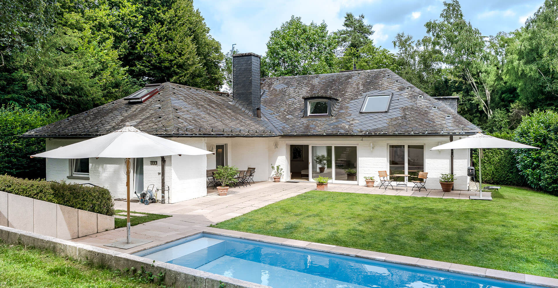 Außenansicht Villa mit gepflegtem Garten und Pool in Königstein im Taunus zum Verkauf