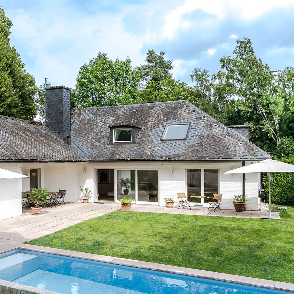 Außenansicht Villa mit gepflegtem Garten und Pool in Königstein im Taunus zum Verkauf