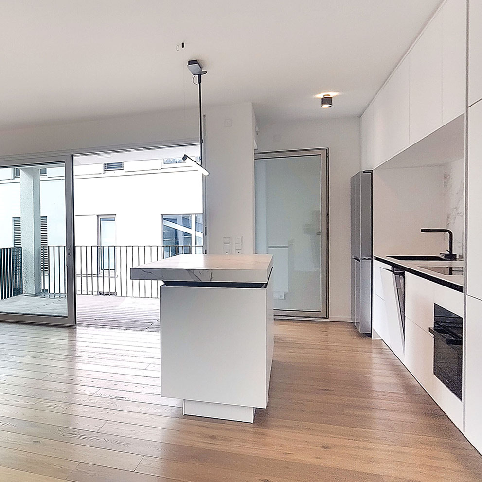 Wohnen und Küche mit Zugang zum großen überdachten Balkon