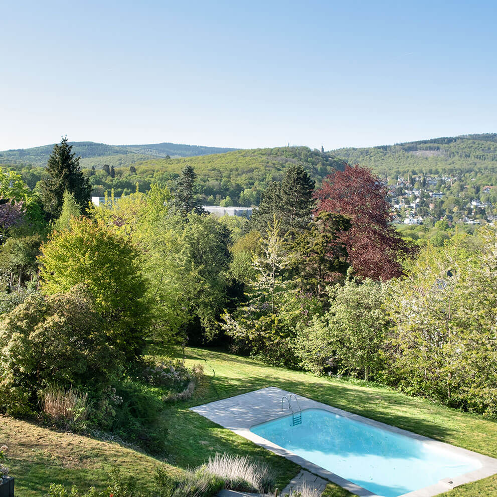 Weitblick über den Taunus und das Grundstück einer Villa