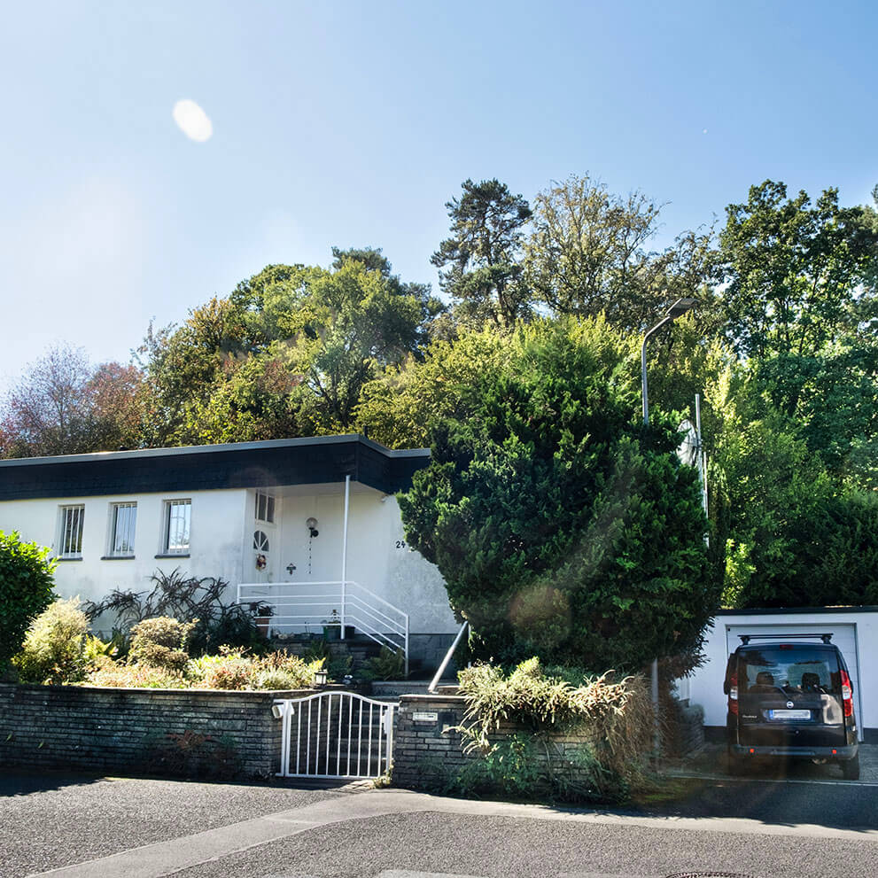 Fassade und Eingang von Bungalow welcher über Eberhard Horn Real Estate verkauft wird