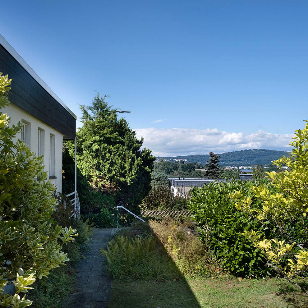 Weitblick vom Garten Eingangsbereich des zu Verkauf stehenden Hauses