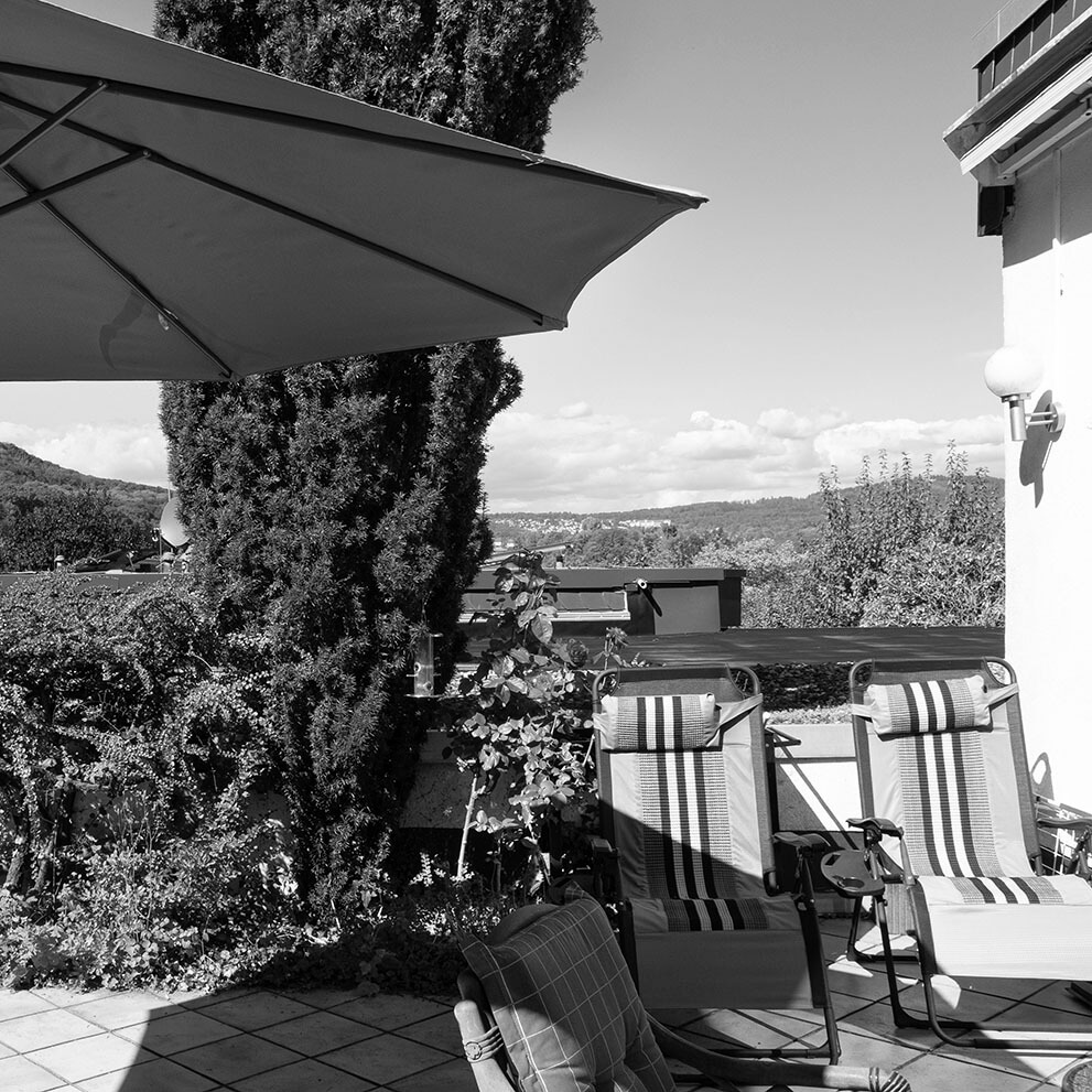 Terrasse mit zwei Liegestühlen und Blick über den Taunus